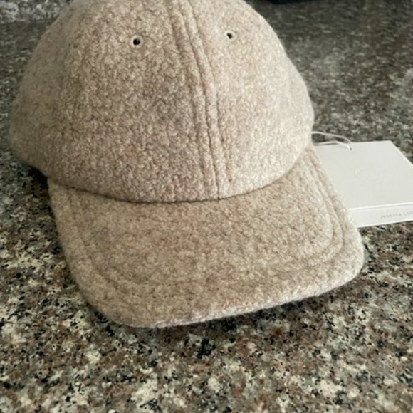 Janessa Leone Paige hat in Beige